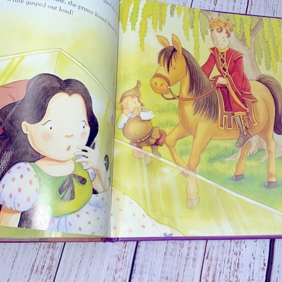 Snow White & The Seven Dwarfs kids book - Picture 12 of 13